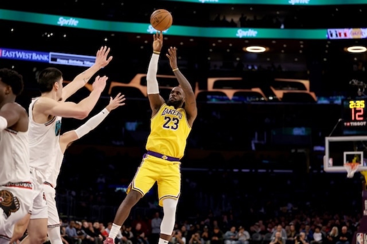 打破贾巴尔纪录:41岁詹姆斯轰31分创造NBA历史
