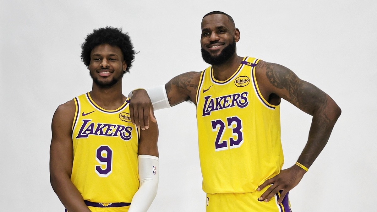 詹姆斯父子季后赛同场：NBA历史第一对，老邮差看哭了