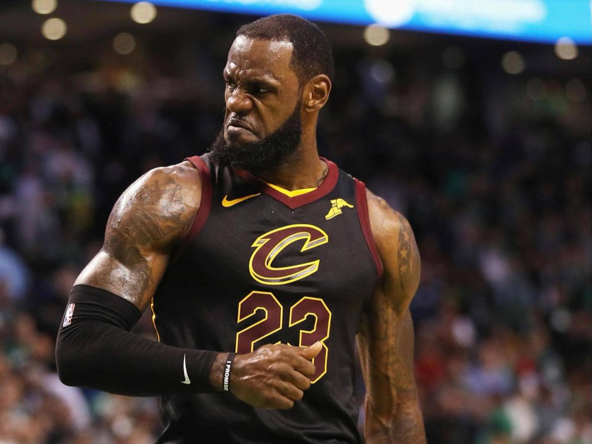 詹姆斯重返克利夫兰眼眶泛红：41岁王者的最后抉择何去何从？