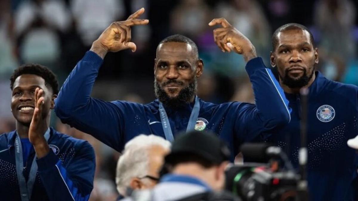 詹姆斯含泪重返克利夫兰：41岁王者的三条未来之路