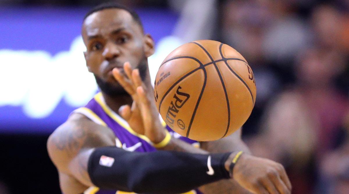 詹姆斯季后赛首节8助攻创纪录：41岁传球大师一人撑起湖人？