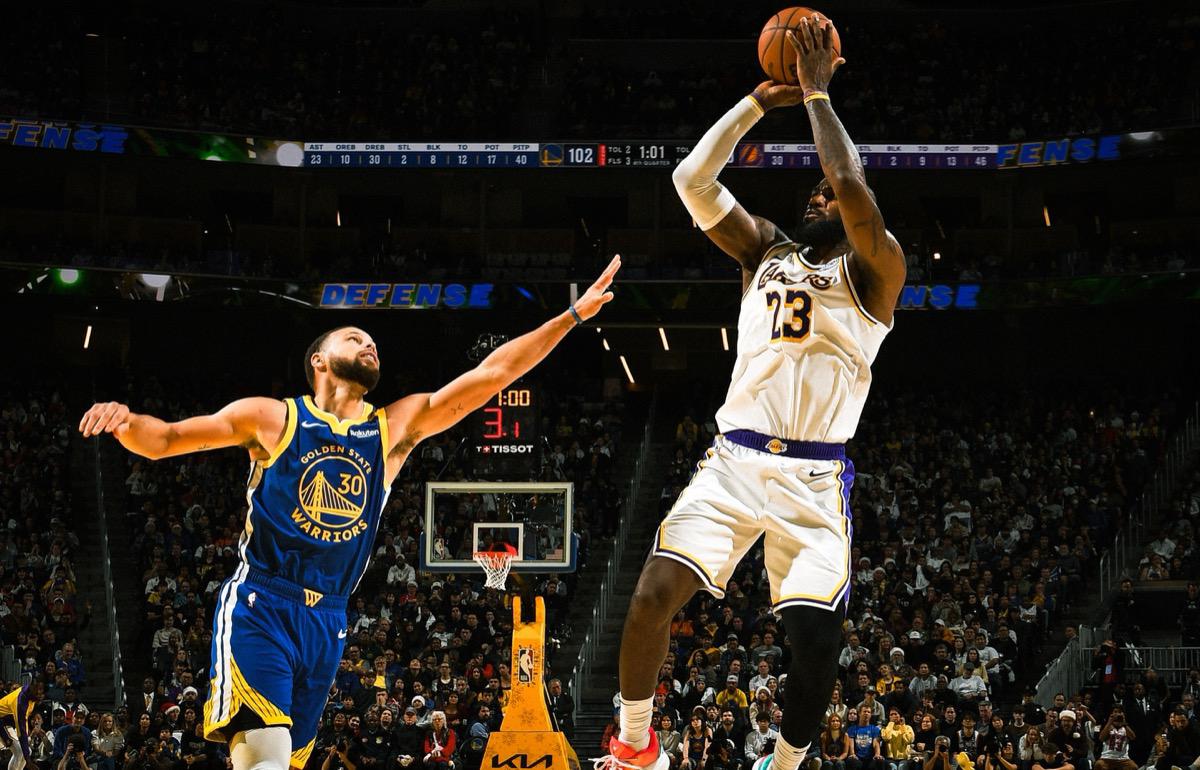 超越科比：詹姆斯达成湖人200次两双里程碑创造历史