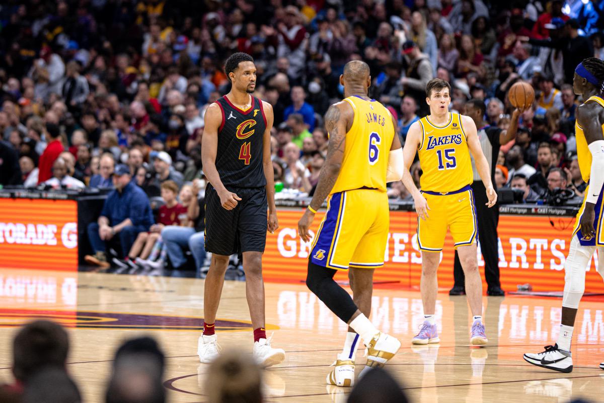 詹姆斯第23年再演追帽：超越卡里姆成史上胜场第一人